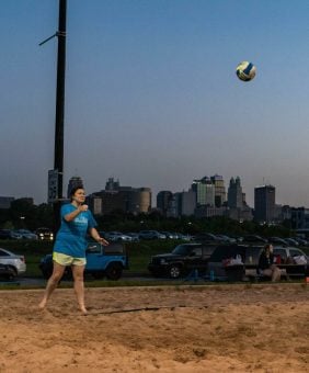 Sand-Volleyball-Serving16-scaled